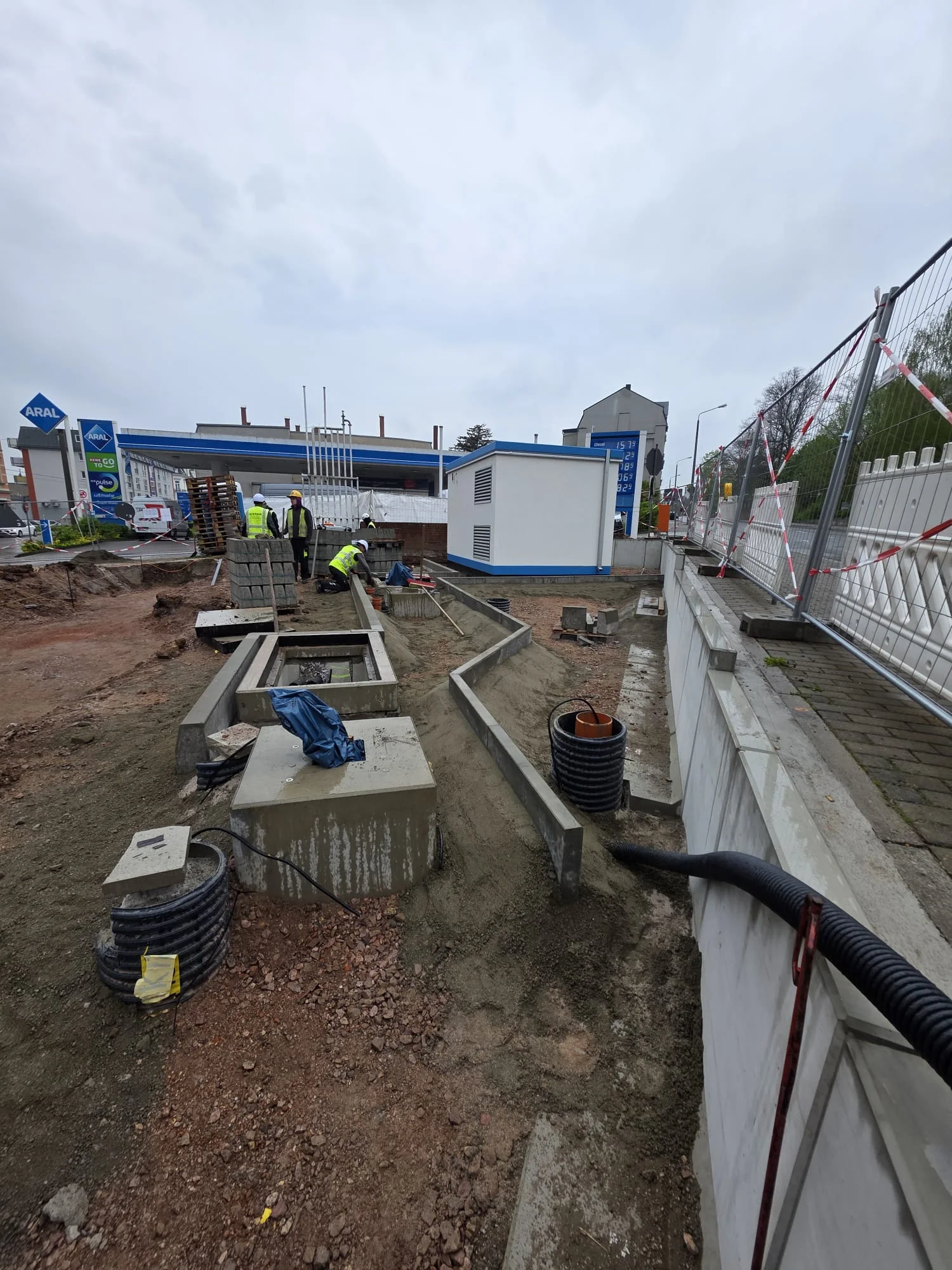 tiefbau tankstelle bordsteine